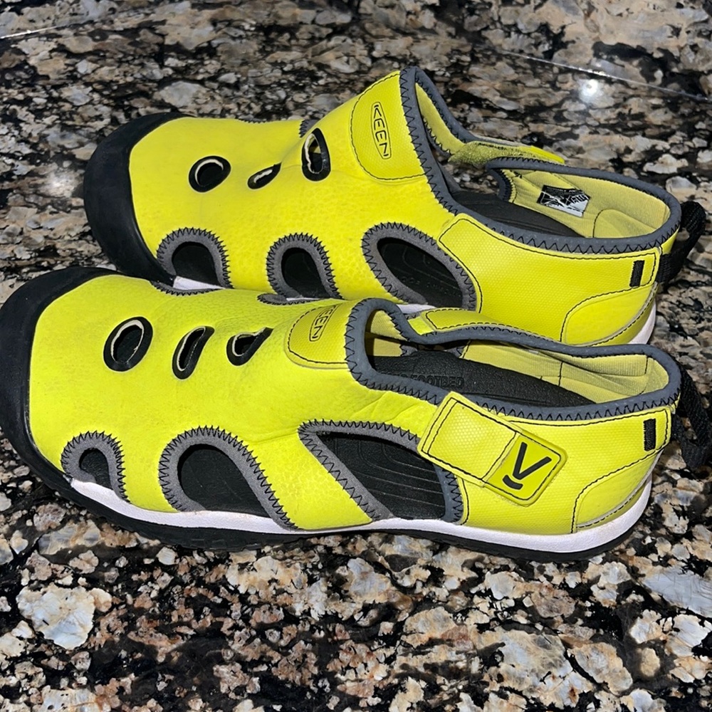 KEEN Stingray water adventure sandals Big Kid sz 5